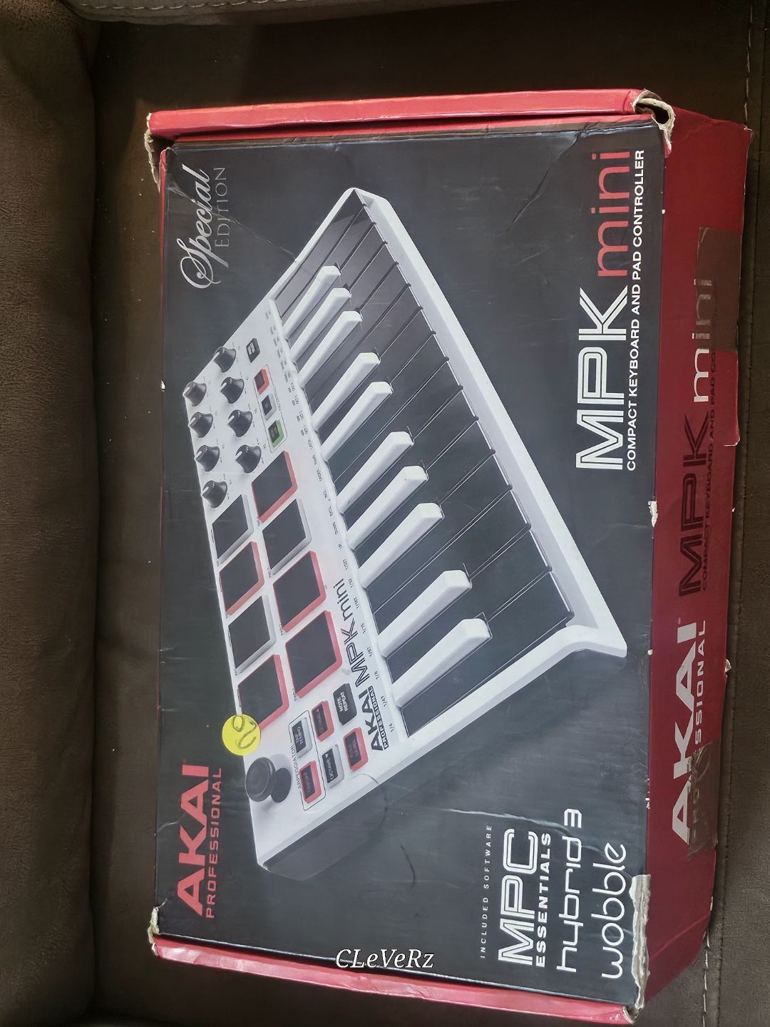 MPK MINI COMPACT KEYBOARD AND PAD CONTROLLER (SPECIAL EDITION )BRAND NEW !!70$