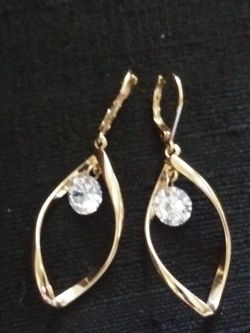 🌹BEAUTIFUL CZ GOLD PLATED HANGING EARRINGS