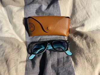 Ray-Ban Wayfarer Black / Blue Sunglasses with Case