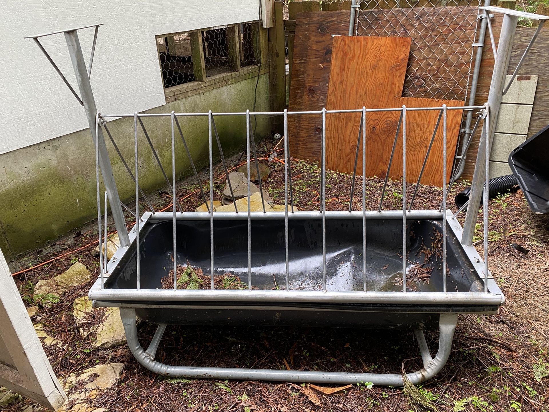 Feed Rack Feed Bunk and Hay Rack for Sale in Puyallup, WA - OfferUp