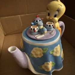 Vintage 1999 Tweety Bird Ceramic Teapot Warner Brothers Looney Tunes