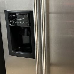 GE Stainless Side by Side Refrigerator ($350)Ice-maker and Water Dispenser Working