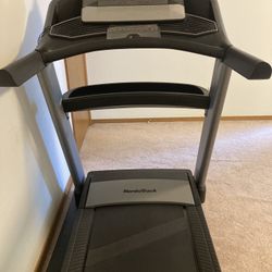 Nordic Track Elite 900 Treadmill for Sale in Redmond WA OfferUp