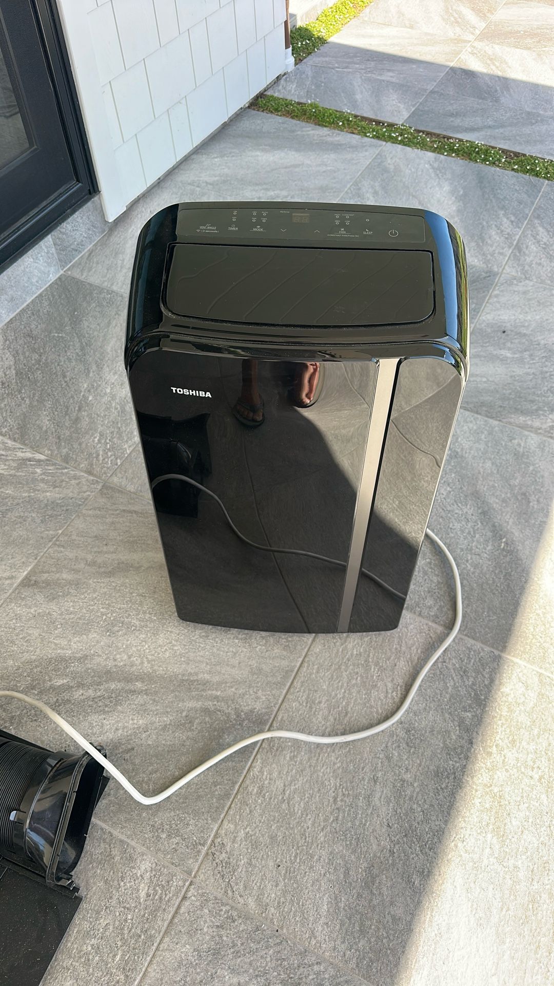 Toshiba 13,500 BTU / 10,000 SACC SMART WI-FI PORTABLE AIR CONDITIONER and Dehumidifier with Remote
