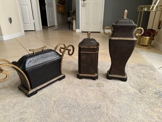 Sets Of Three Beautiful Decorative Accents. 23’inc Tall   17´inc. 11 1/2 Tall. 