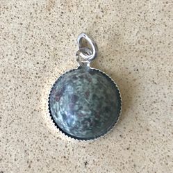 🟢 Pretty, vintage, green speckled cabochon in silver tone setting pendant