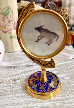 Vintage Chinese Double-Sided Silk Embroidery Table Screen with Cloisonné Base Beautiful vintage Chinese table screen has a rotating circular frame w