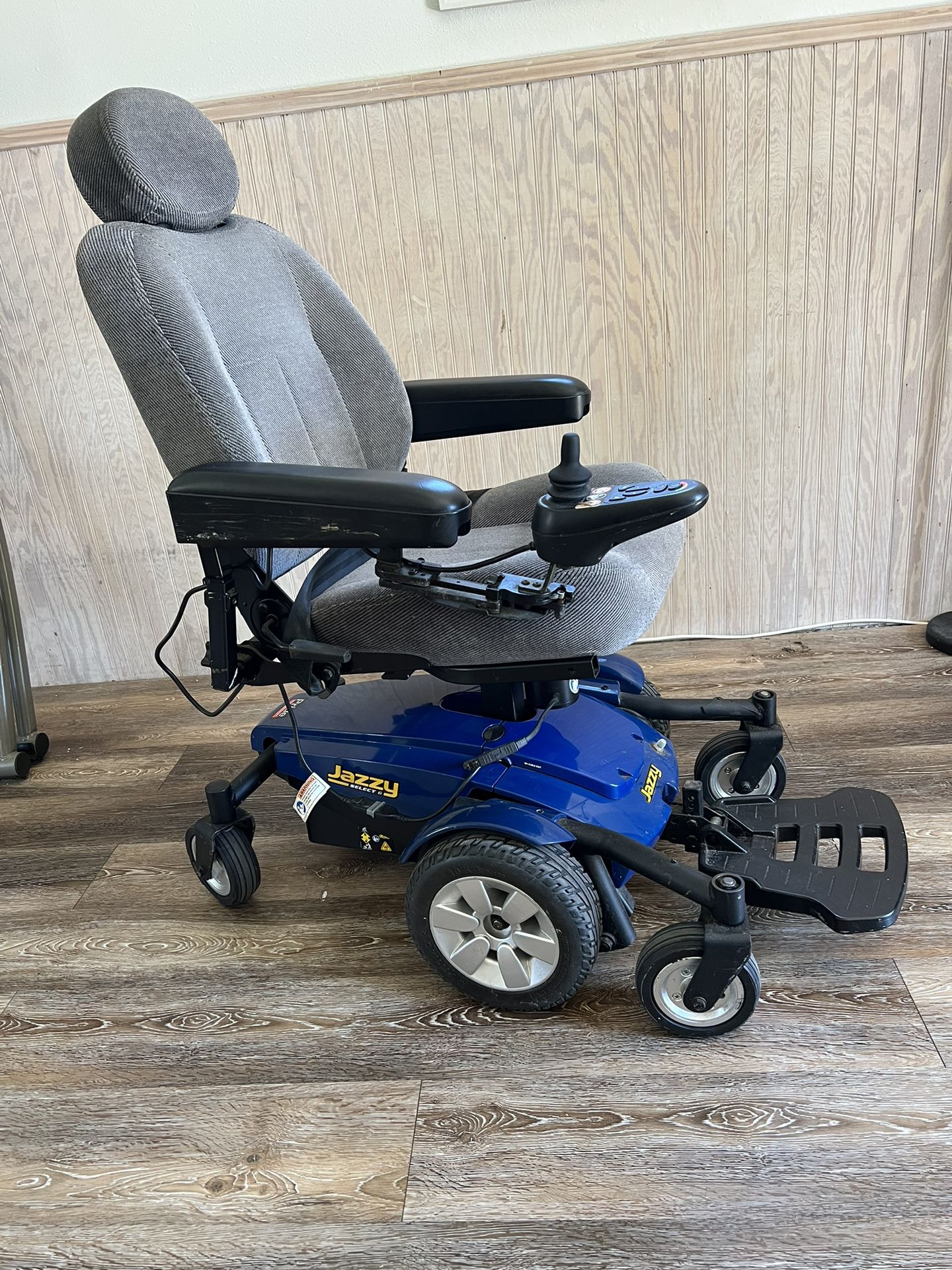 JAZZY SELECT 6 WHEEL CHAIR 