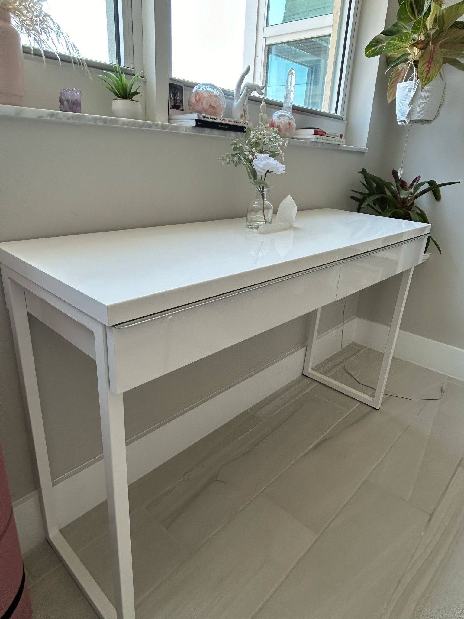 white desk 