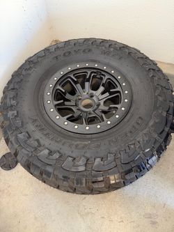 Toyo Open Country M/T Tire on Beadlock Wheel