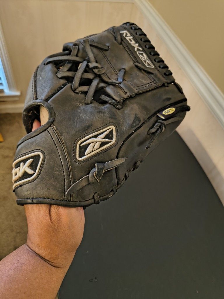 Reeboks Vr 6000 Glove Black 11.75 Right Hand Throw