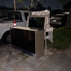 Free stuff dresser with mirrior 