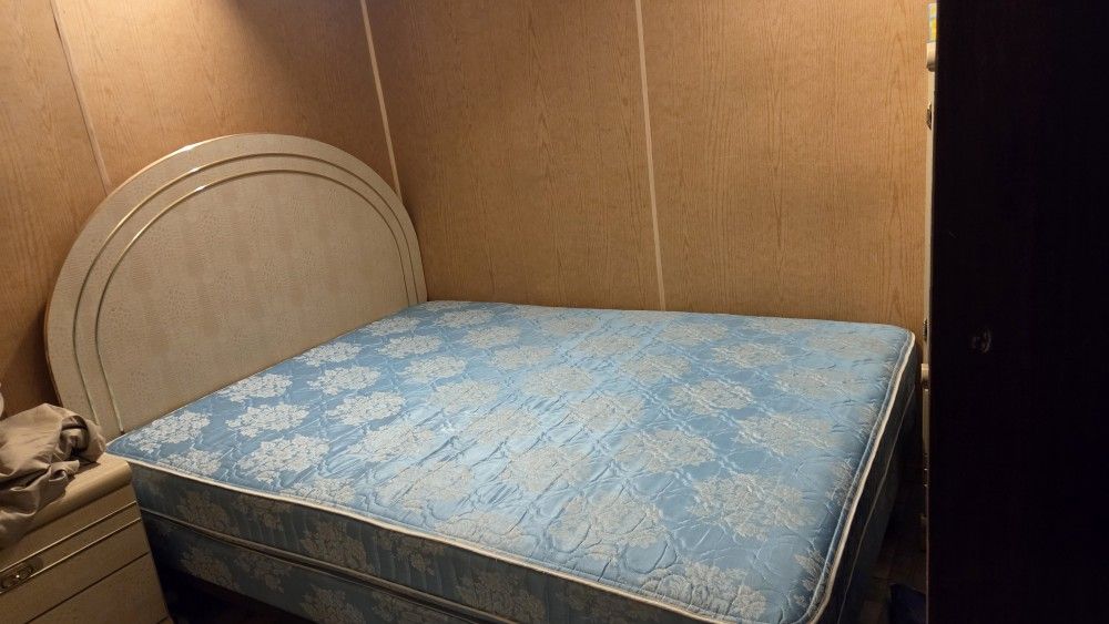 Queen Bedroom Set – $500 (Complete 5-Piece Set)