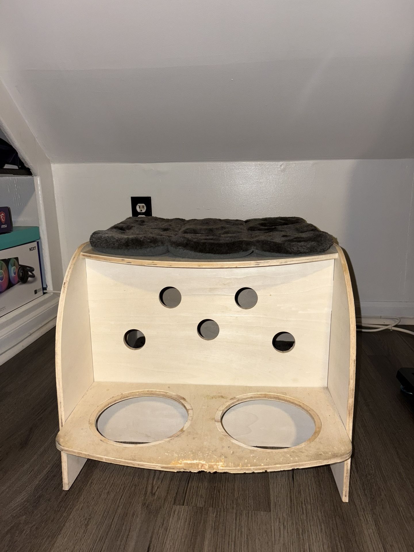 Wooden cat house with Feeder 