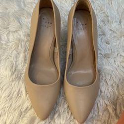 Beige heels, size 7A new