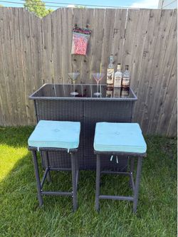 Nylon Wicker Patio bar w/ 2 stools & Dice lights