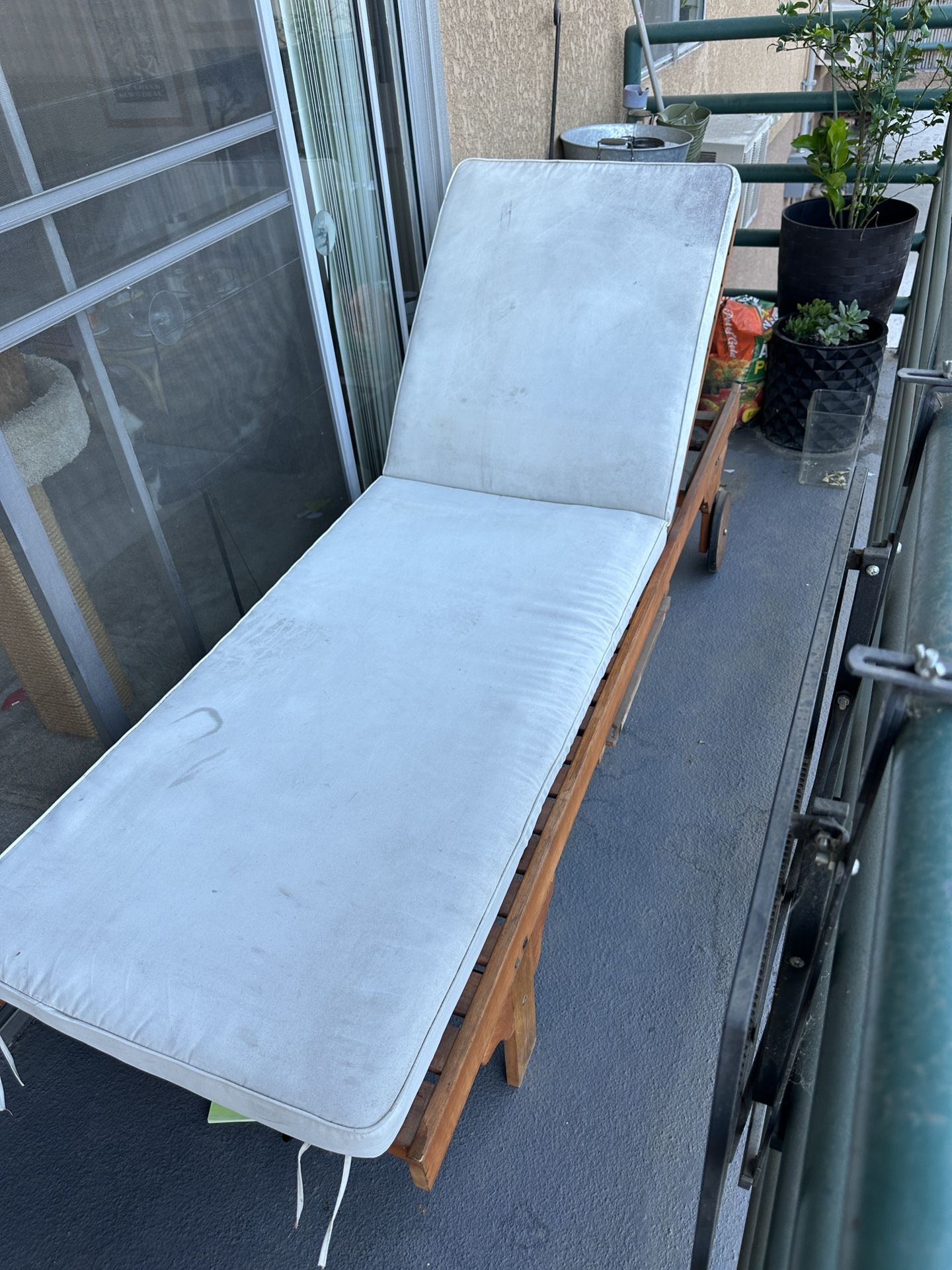 Outdoor Lounge Chair