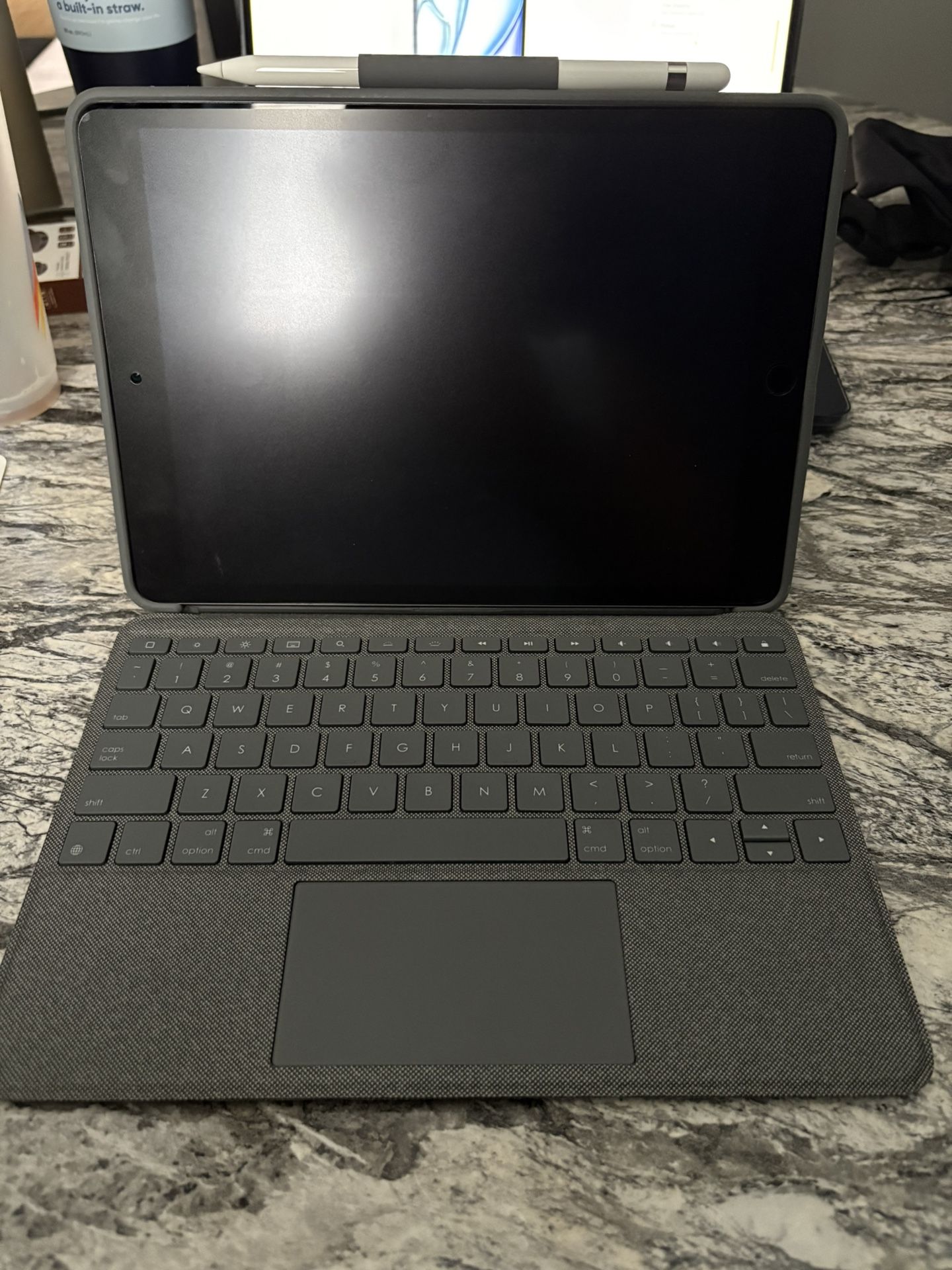 Apple iPad 256gb + Logitech Combo Keyboard + Apple Pencil
