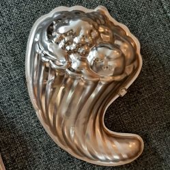 Vintage cornucopia jello mold.