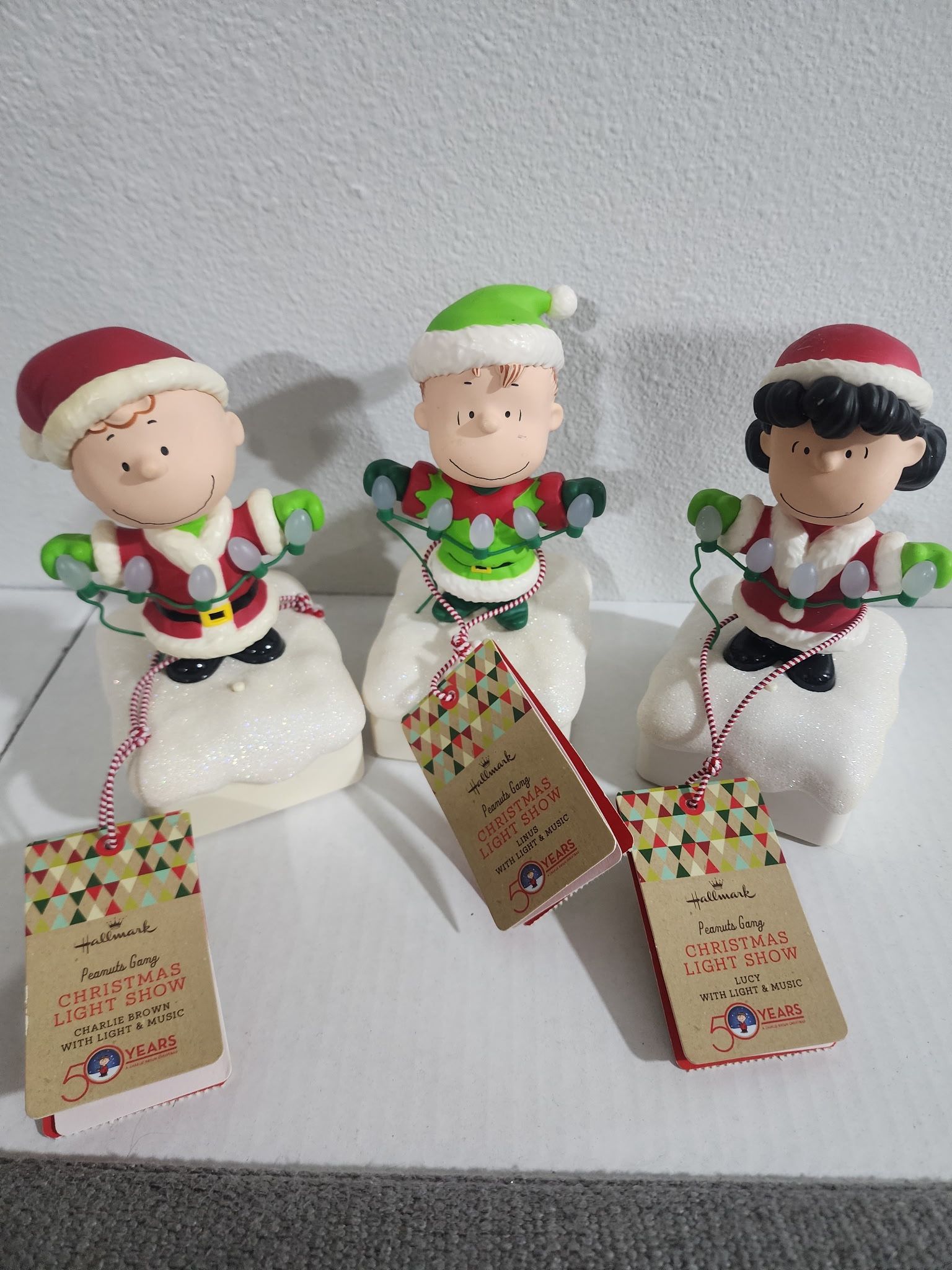Hallmark 2015 Peanuts Christmas Light Show: Charlie Brown, Lucy And Linus,