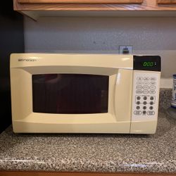 Microwave (700 Watts 7 Cubic Foot)
