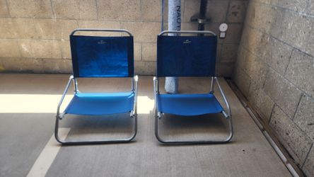 2 Folding Beach Chairs