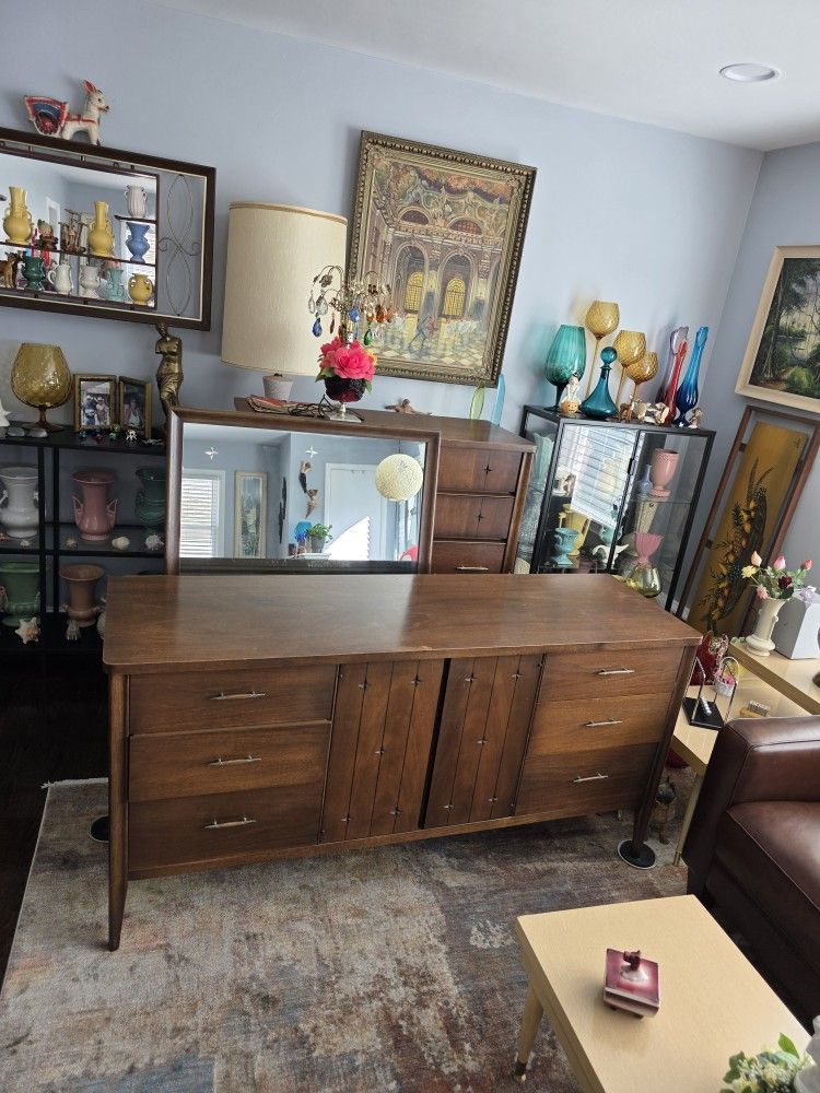 Mid Century Broyhill Saga Premiere 4 Piece Bedroom Set
