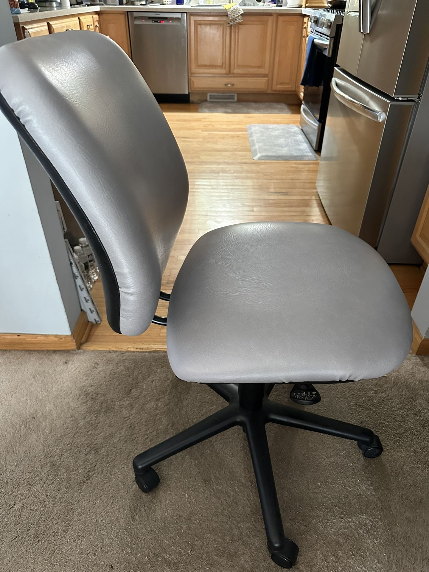 Beautiful Swivel Desk Chairs (2)