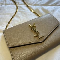 UPTOWN CHAIN WALLET IN GRAIN DE POUDRE EMBOSSED LEATHER