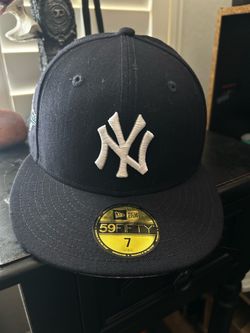 New Era 59FIFTY New York Yankees cap with a light blue bandanna pattern under the visor, a prominent white embroidered team logo on the front
