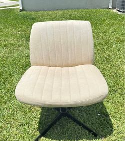 Selling a beautiful chair for bedroom or living room 34x26