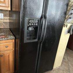 GE refrigerator ( In good condition)