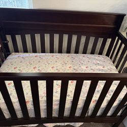 Crib with sealy mattress