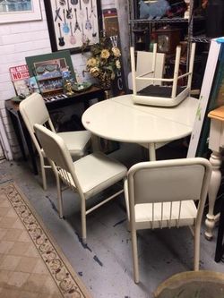  Table And Chairs For Sale 
🪑