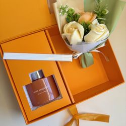 Floral Home Spa Gift Box for Her – Reed Diffuser & Mini Bouquet Set