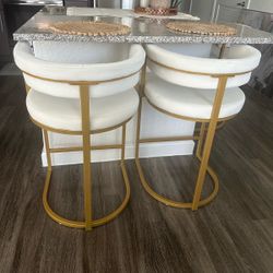 Sillas para barra color beige y patas doradas