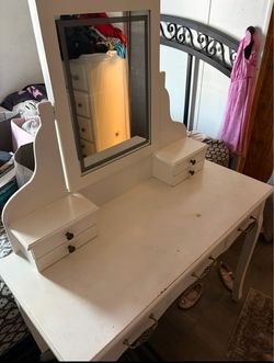 Makeup vanity