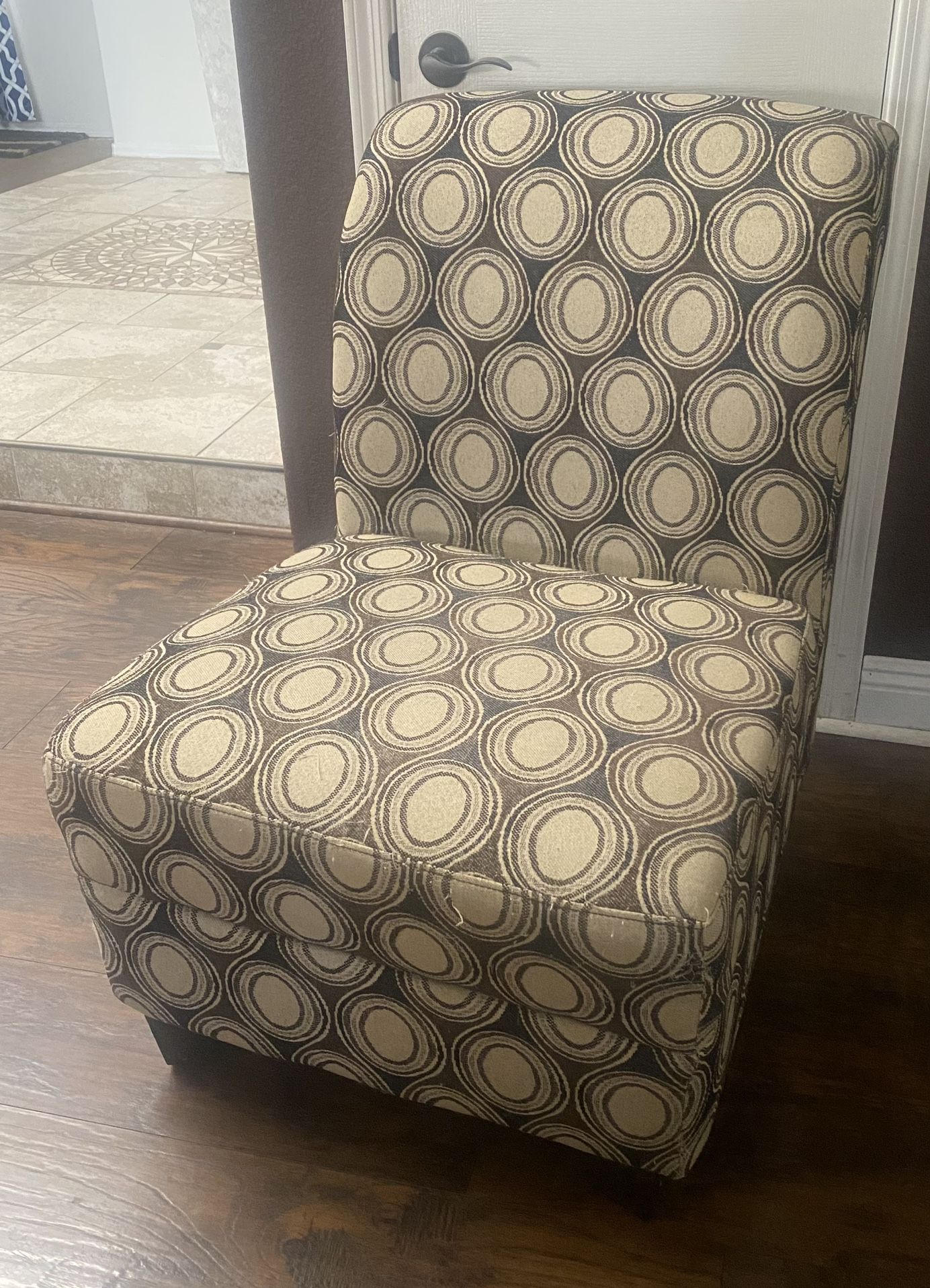 Chair/Entertainment Table—TV NOT INCLUDED