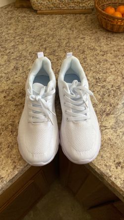 Women’s tennis shoes