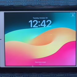 Apple iPad 6th Generation 32GB Unlocked Like New!