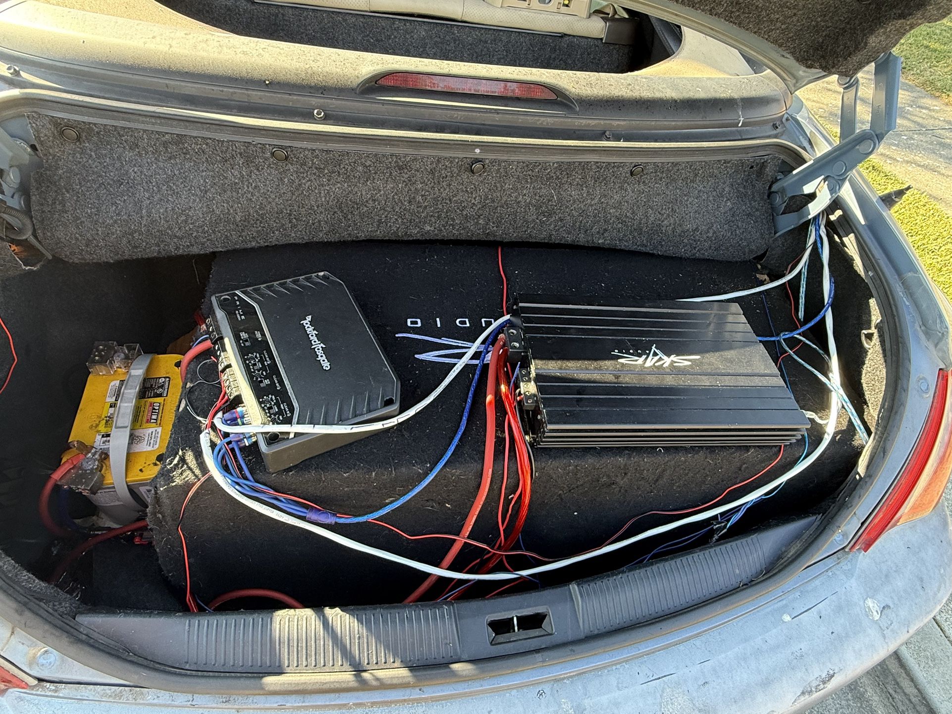 Dual 12 inch subwoofer box with amp and subwoofers