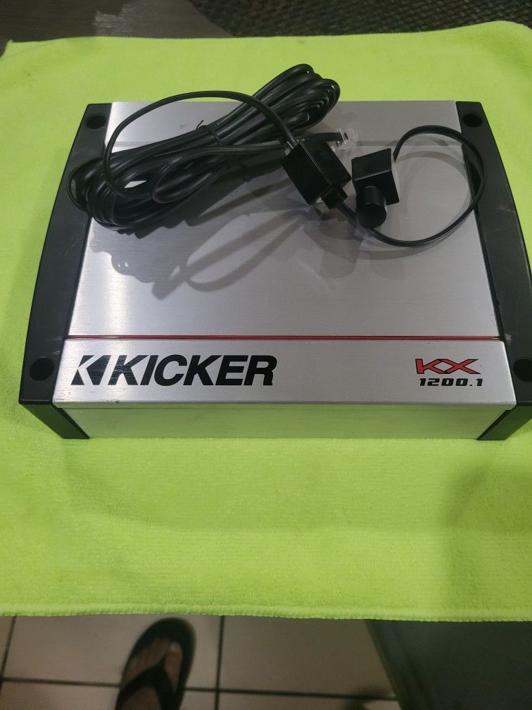 UN AMPLIFIER KICKER 