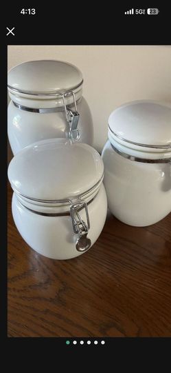 There A Three Pieces Canister Set It’s Barely Used 