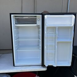 Igloo Mini Fridge 