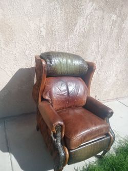 Couch Of Leather Of Good Condition.