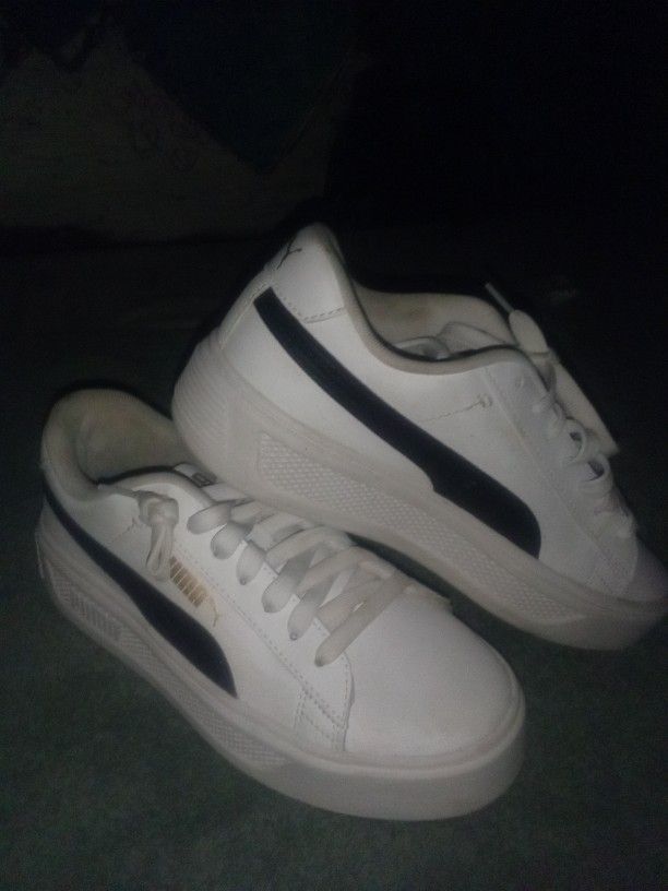 Pumas Size 6 1/2 Womens