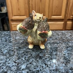 Ceramic Vintage Squirrel holding acorns salt and pepper shakers.  Size approximately 4 inches tall.  Preowned good condition no cracks or chips.  