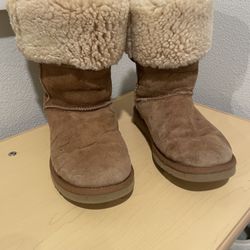 UGG Australia Classic Tall II Winter Boots for Women, Size 7 - Chestnut