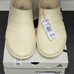 Adidas Adicane CLOGS Sand Strata Mens size 13 New

Great for outdoor/shower/house slippers. Very comfy. 