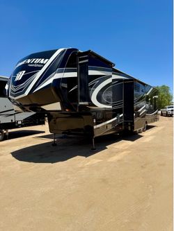2018 Momentum 398M Toy hauler
